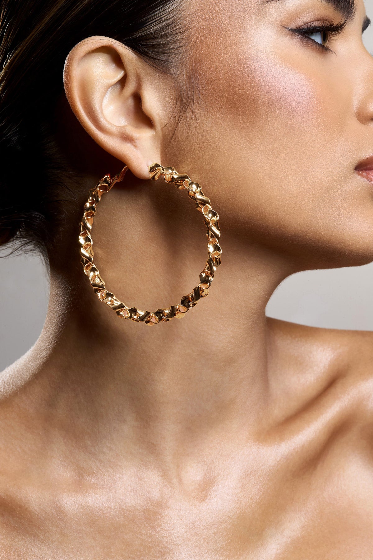 WB_CL134533007-CeciliaGoldTwistedHoopEarrings8_0c736841-a44c-44e9-bbbe-11a5ffe21792