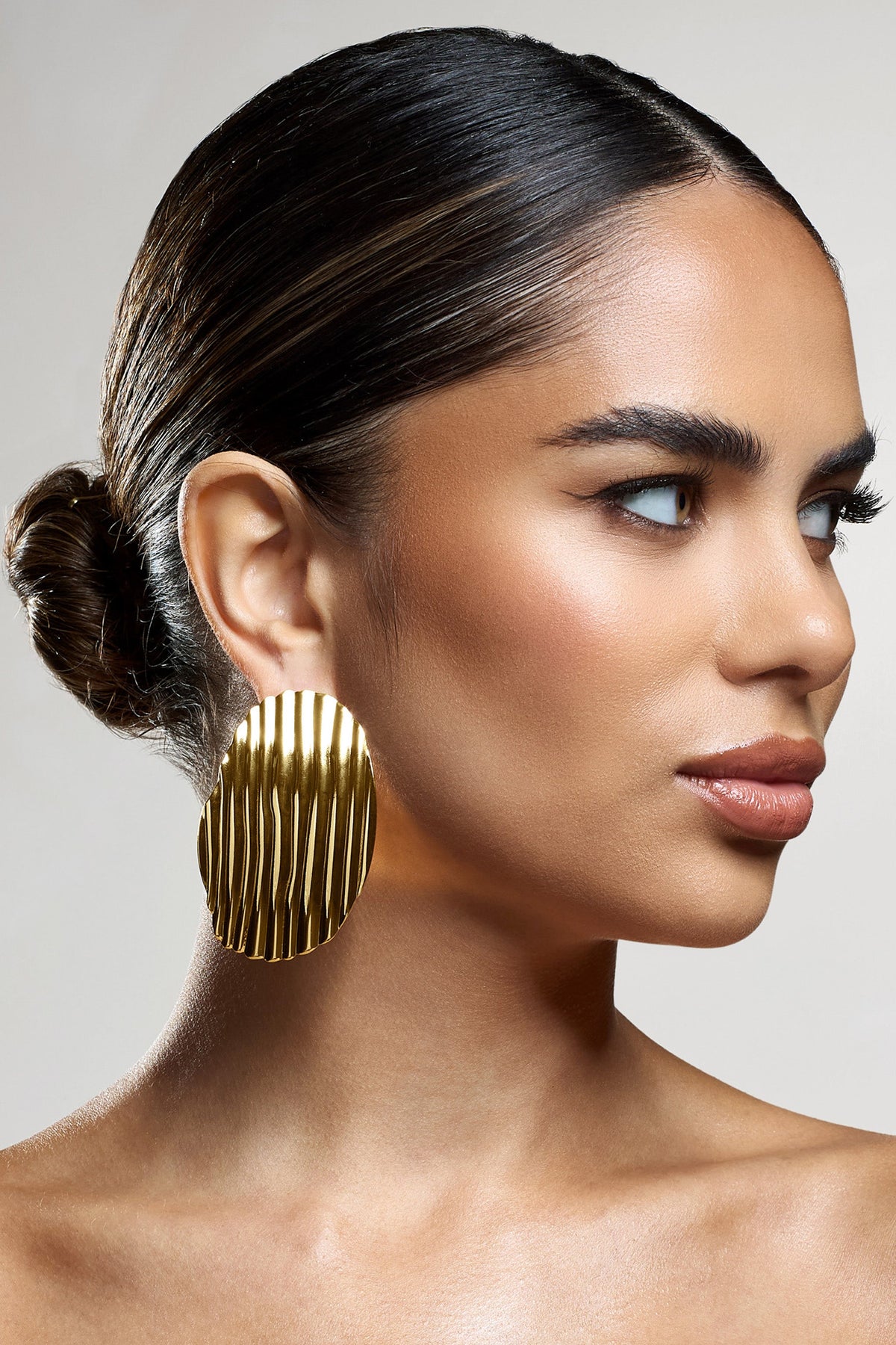 WB_HR_CL134503007-SarlaGoldTexturedRibbedStatementOvalEarrings0_5ff92553-4976-4137-baba-80a659991794